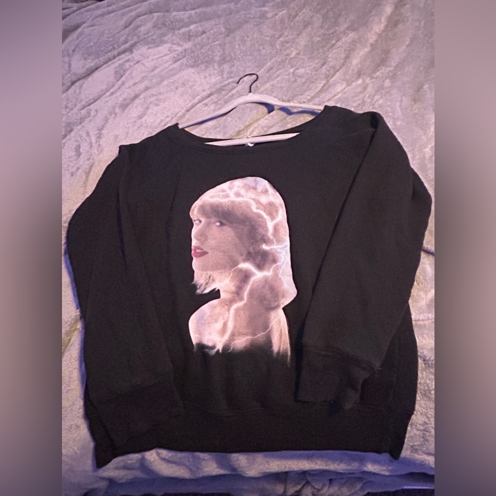 Taylor Swift 1989 Officially licensed Out of the Woods Sweatshirt size L Black